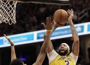 开云APP-湖人攻势不足惨负骑士，落后比分触目