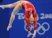 开云官网-赛道与球场，当乔治在F1街道赛接管比赛，上海队以火力压制黄蜂