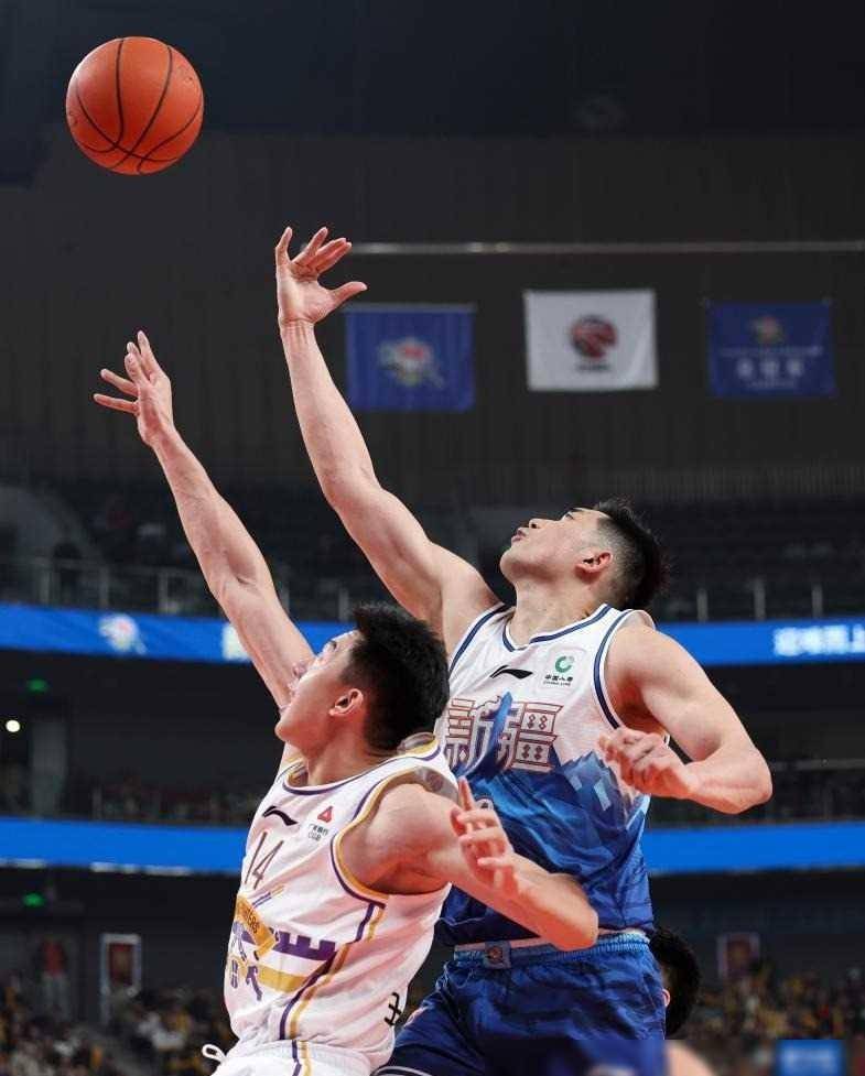 包含新疆男篮联赛表现抢眼，全队士气高涨的词条