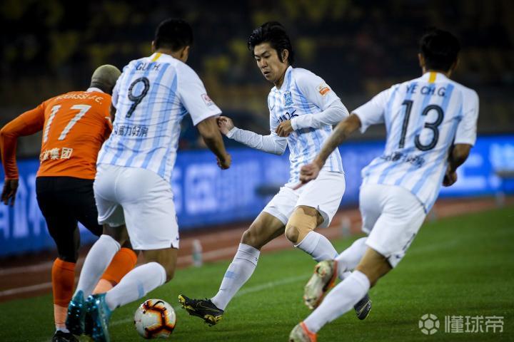 包含广州富力客场大胜武汉卓尔，积分拉开差距的词条