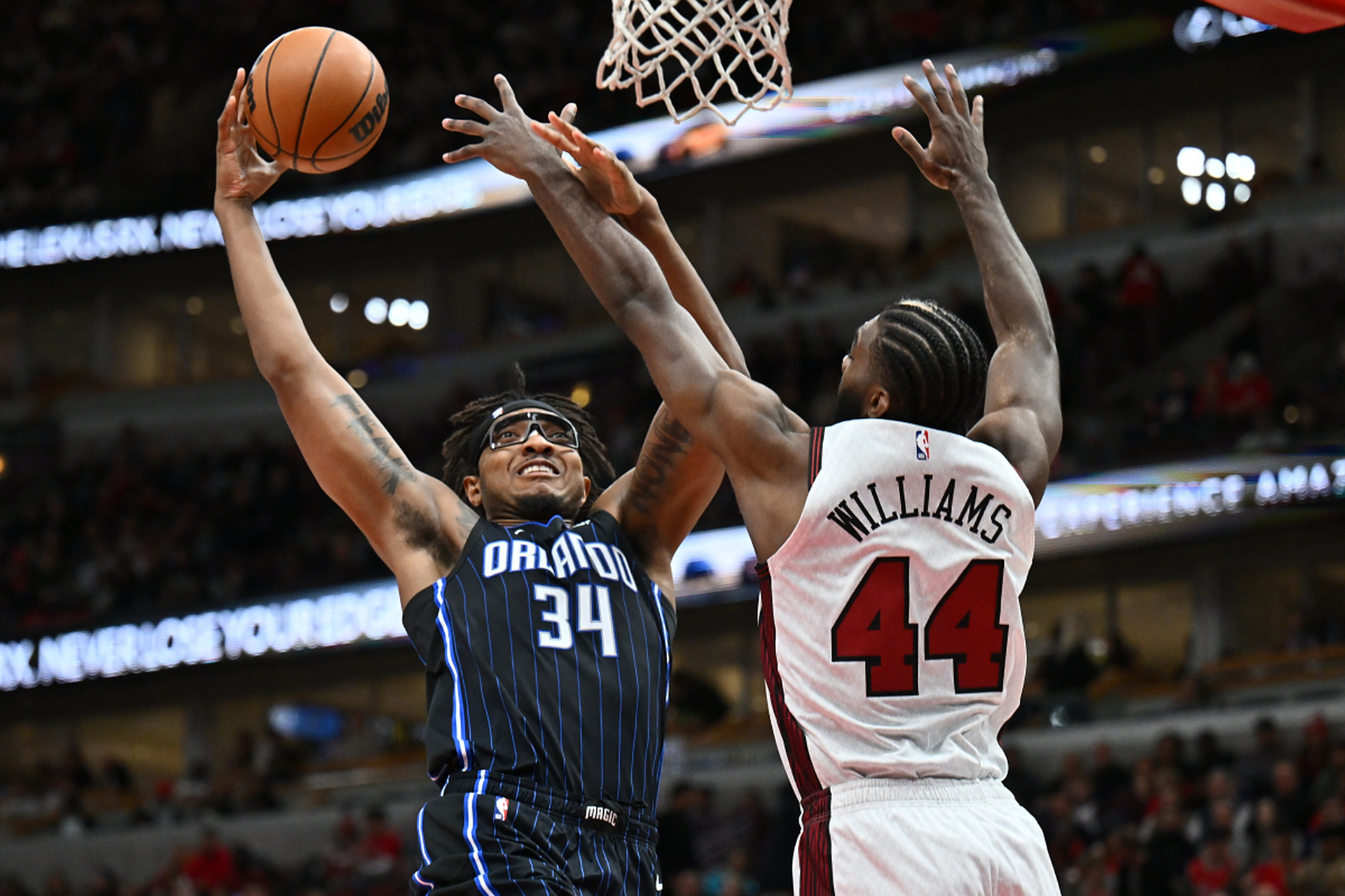 鹈鹕轻取菲律宾男篮，瓦兰丘纳斯三分雨点燃全场的简单介绍