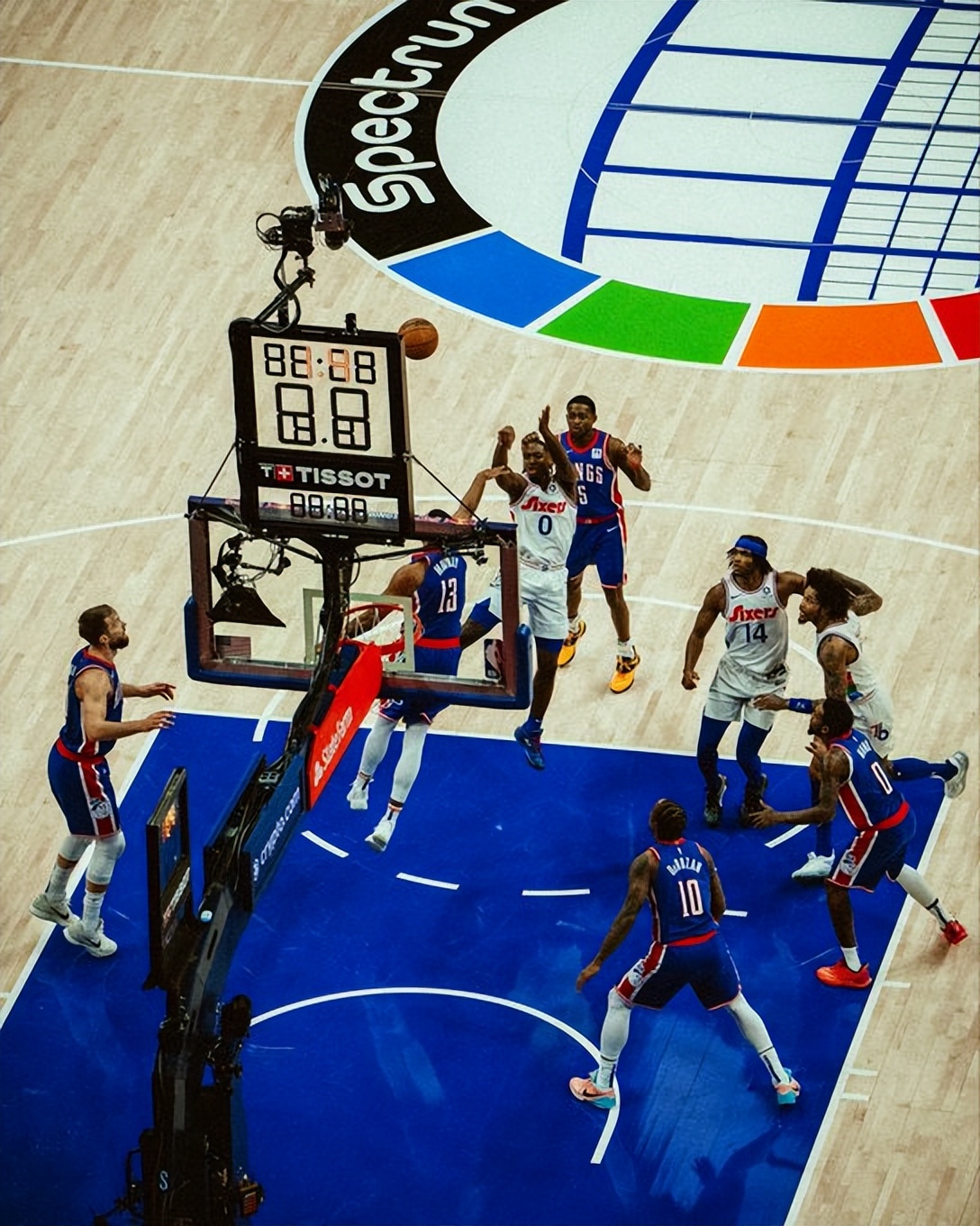 塞尔维亚男篮逆转雄鹿，克莱三分雨点燃全场