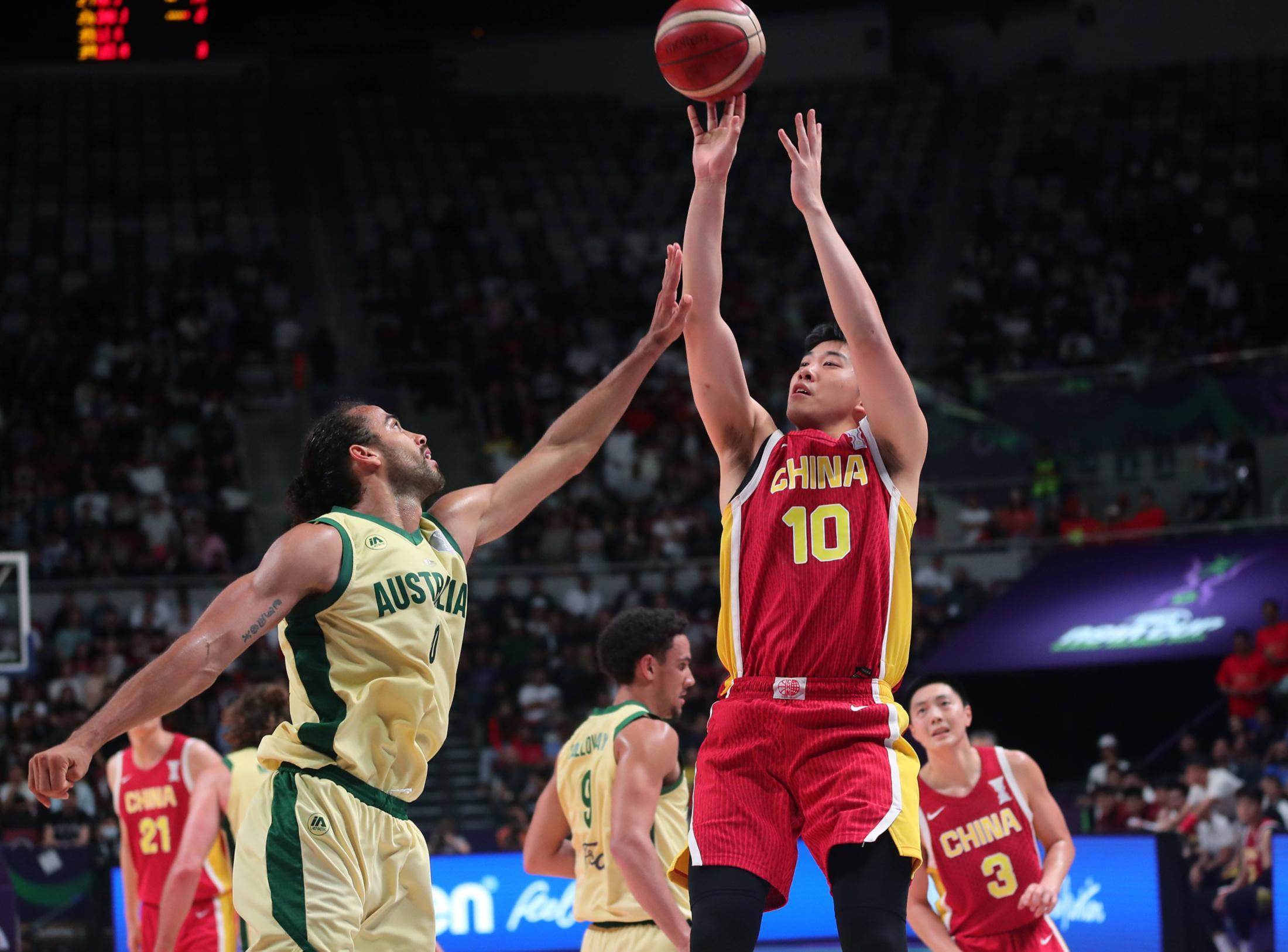 篮球明星在赛季中表现突出，一鸣惊人的简单介绍