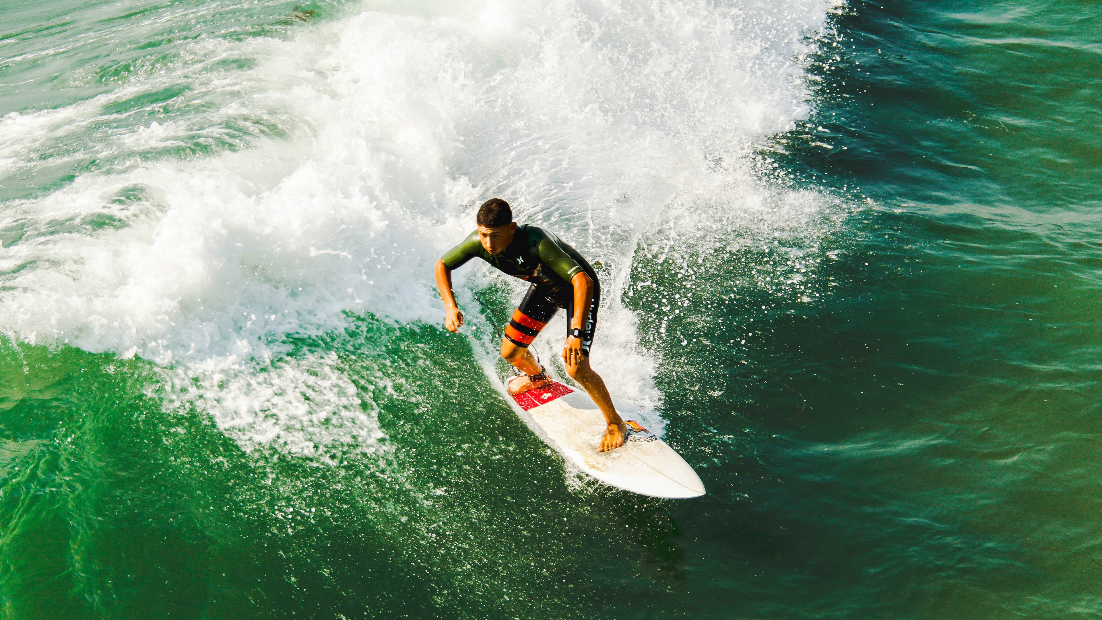 双线传奇,中国资本拿下墨西哥市场,迪巴拉末节魔法映照竞技永恒魅力